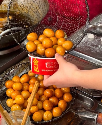 Sugar oil baba (糖油粑粑)