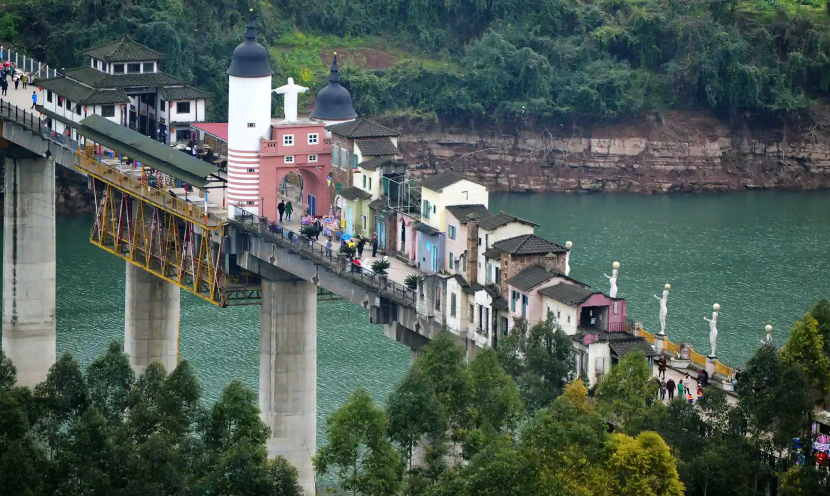 Town built on a bridge